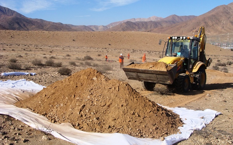 Máquina excavadora en el desierto